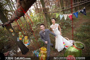 牵着手前行的情侣人物婚纱摄影原片