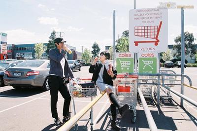 不再独自旅行:生活原本样子的婚纱照(40)_校园内外