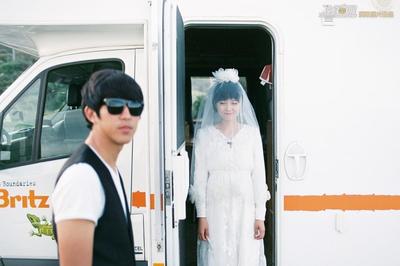 不再独自旅行:生活原本样子的婚纱照(45)_校园内外 _光明网